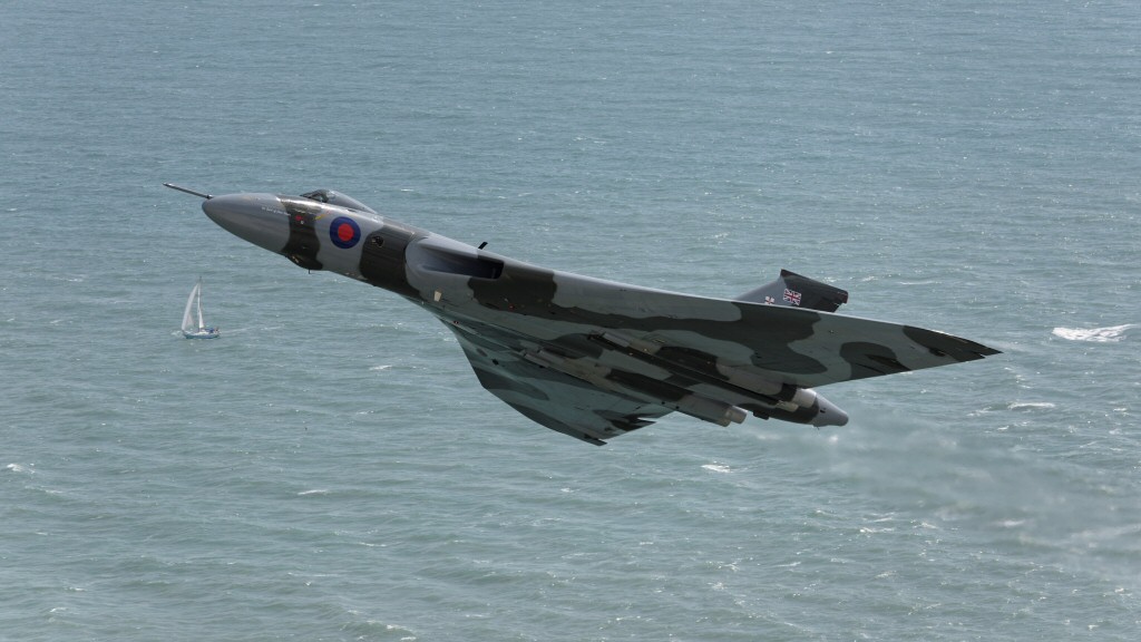 Vulcan powering up over Sea_GLA_7354.jpg