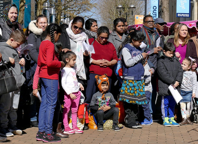 1A web2-Lots of Children watching P1150162.jpg