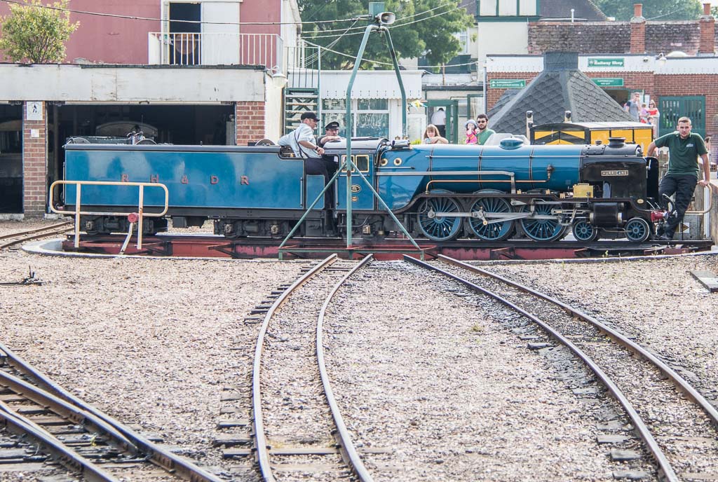 20170814 7D2 0100 Turning Loco no 8 'Hurricane' at New Romney.jpg